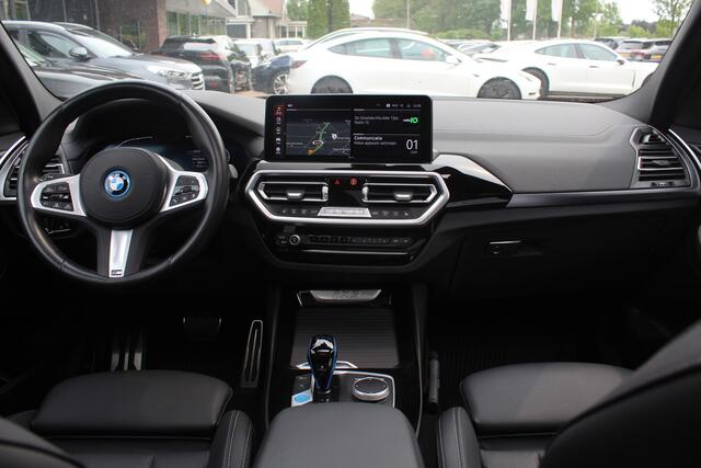 BMW X3 iX3 Executive 80 kWh / SOH 99% / Trekhaak / Panoramadak / Camera / Leder / 20'' / DAB / Sfeerverlichting / Stoelverwarming / Cruise Control