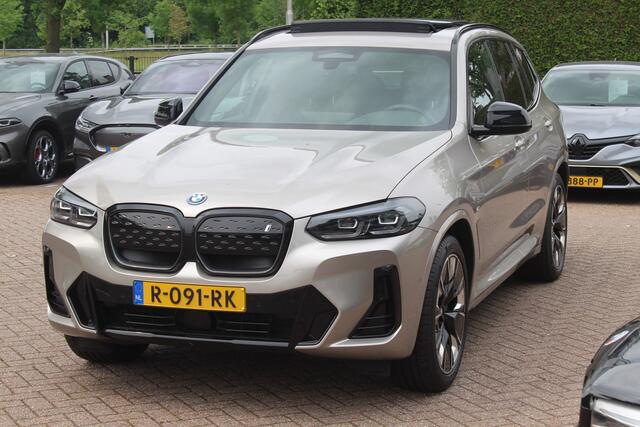 BMW X3 iX3 Executive 80 kWh / SOH 99% / Trekhaak / Panoramadak / Camera / Leder / 20'' / DAB / Sfeerverlichting / Stoelverwarming / Cruise Control