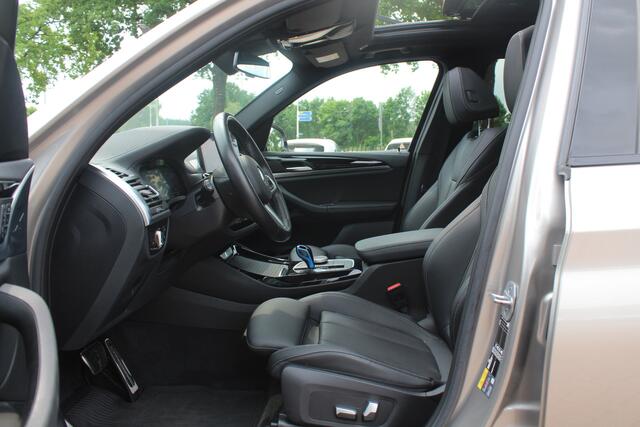 BMW X3 iX3 Executive 80 kWh / SOH 99% / Trekhaak / Panoramadak / Camera / Leder / 20'' / DAB / Sfeerverlichting / Stoelverwarming / Cruise Control