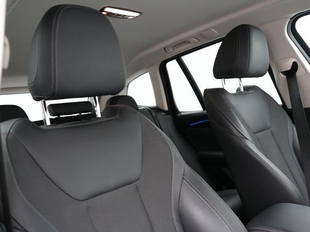BMW X3 xDrive30e X Line Plug In Hybrid 293pk PHEV | Trekhaak af Fabriek | Adaptive Cruise | Apple Carplay | Sportstoelen Verwarmd | 19"L.M | Sfeerverlichting | Navi Full Map |