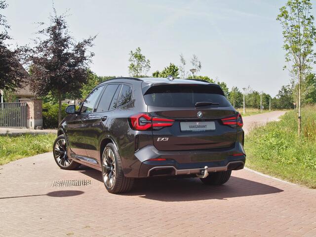 BMW X3 iX3 High Executive Edition 80 kWh | Panoramadak | Trekhaak | Camera | Cruise Control | Sfeerverlichting |