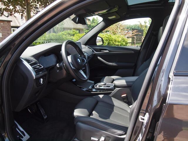 BMW X3 iX3 High Executive Edition 80 kWh | Panoramadak | Trekhaak | Camera | Cruise Control | Sfeerverlichting |