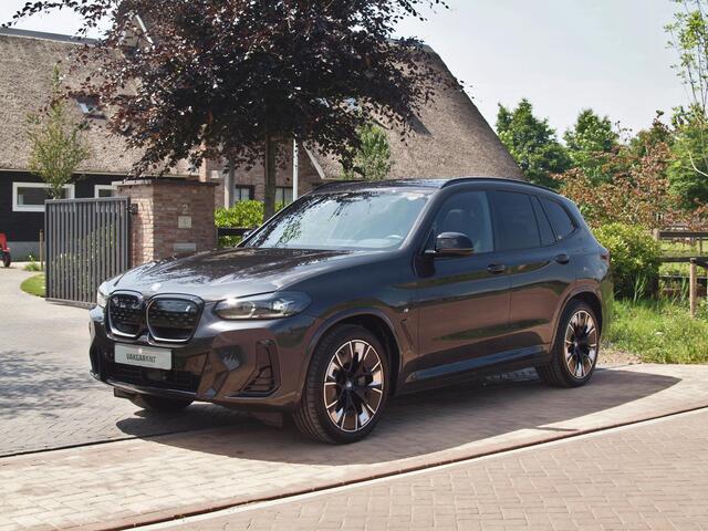 BMW X3 iX3 High Executive Edition 80 kWh | Panoramadak | Trekhaak | Camera | Cruise Control | Sfeerverlichting |