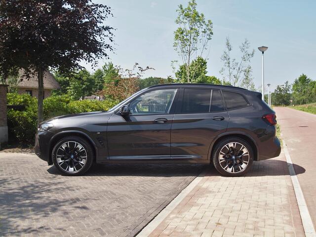 BMW X3 iX3 High Executive Edition 80 kWh | Panoramadak | Trekhaak | Camera | Cruise Control | Sfeerverlichting |
