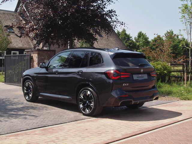 BMW X3 iX3 High Executive Edition 80 kWh | Panoramadak | Trekhaak | Camera | Cruise Control | Sfeerverlichting |