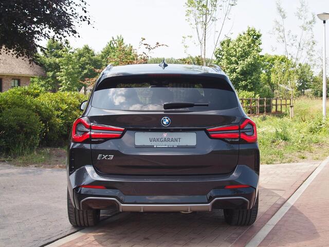 BMW X3 iX3 High Executive Edition 80 kWh | Panoramadak | Trekhaak | Camera | Cruise Control | Sfeerverlichting |