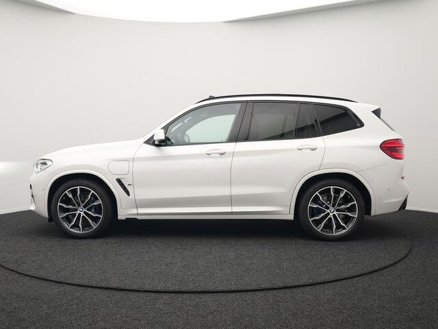BMW X3 xDrive30e M Sport Shadow Plug In Hybrid 293pk Dealer O.H PHEV | Panodak | Luxe Lederen Sportstoelen | Head Up | 20"L.M | Keyless | Sfeerverlichting | Camera | Apple Carplay |