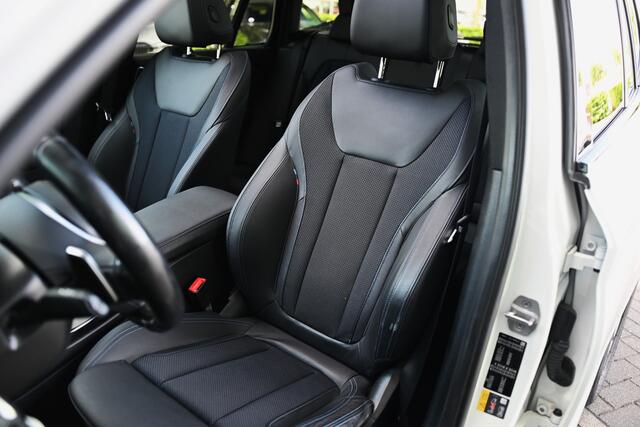 BMW X3 xDrive30e High Executive Automaat / Panoramadak / Trekhaak / Sportstoelen / Comfort Access / Stuurverwarming / Parking Assistant Plus / LED / Adaptief onderstel