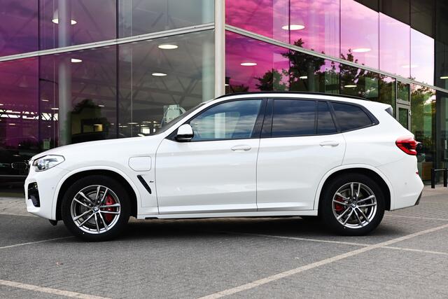 BMW X3 xDrive30e High Executive Automaat / Panoramadak / Trekhaak / Sportstoelen / Comfort Access / Stuurverwarming / Parking Assistant Plus / LED / Adaptief onderstel