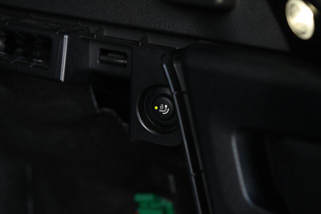 BMW X3 xDrive30e High Executive Automaat / Panoramadak / Trekhaak / Sportstoelen / Comfort Access / Stuurverwarming / Parking Assistant Plus / LED / Adaptief onderstel