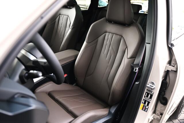 BMW X3 xDrive30e M Sport Automaat / Panoramadak / Trekhaak / Sportstoelen / Adaptieve LED / Parking Assistant Plus / Stoelventilatie / Comfort Access