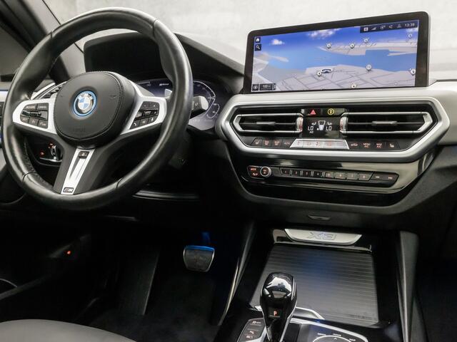 BMW X3 xDrive30e M Sport High Executive 293Pk Automaat (PANORAMADAK, M PAKKET, APPLE CARPLAY, HEAD-UP DISPLAY, GROOT NAVI, STUUR/STOELVERWARMING, MEMORY SEATS, LEDER, CAMERA, HARMAN/KARDON, NIEUWSTAAT)