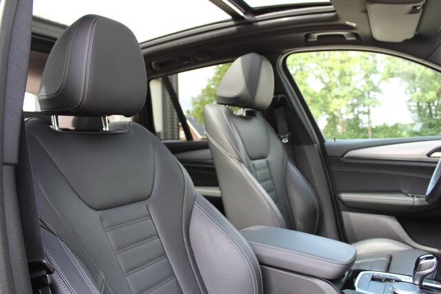 BMW X3 xDrive30e M-sport | Laser | Trekhaak | HUD | Panoramadak