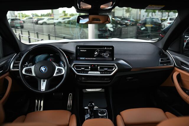 BMW X3 xDrive30e High Executive M Sport Automaat / Panoramadak / Achteruitrijcamera / Sportstoelen / Laserlight / Comfort Access / Stoelverwarming / Parking Assistant / Head-Up / Live Cockpit Professional