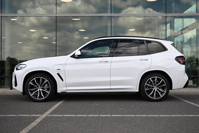 BMW X3 xDrive30e High Executive M Sport Automaat / Panoramadak / Achteruitrijcamera / Sportstoelen / Laserlight / Comfort Access / Stoelverwarming / Parking Assistant / Head-Up / Live Cockpit Professional