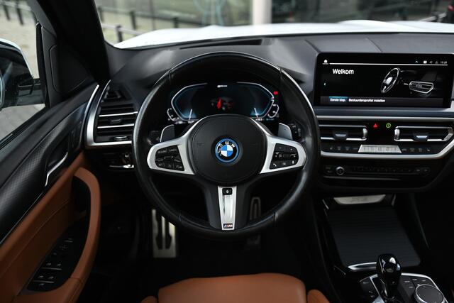 BMW X3 xDrive30e High Executive M Sport Automaat / Panoramadak / Achteruitrijcamera / Sportstoelen / Laserlight / Comfort Access / Stoelverwarming / Parking Assistant / Head-Up / Live Cockpit Professional