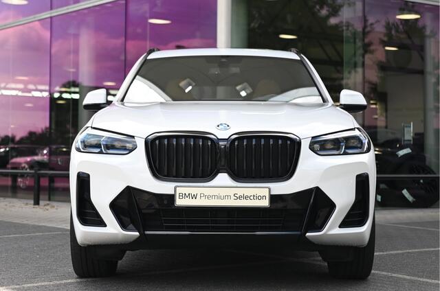 BMW X3 xDrive30e High Executive M Sport Automaat / Panoramadak / Achteruitrijcamera / Sportstoelen / Laserlight / Comfort Access / Stoelverwarming / Parking Assistant / Head-Up / Live Cockpit Professional