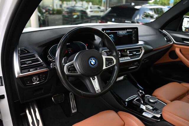 BMW X3 xDrive30e High Executive M Sport Automaat / Panoramadak / Achteruitrijcamera / Sportstoelen / Laserlight / Comfort Access / Stoelverwarming / Parking Assistant / Head-Up / Live Cockpit Professional