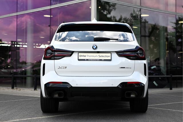 BMW X3 xDrive30e High Executive M Sport Automaat / Panoramadak / Achteruitrijcamera / Sportstoelen / Laserlight / Comfort Access / Stoelverwarming / Parking Assistant / Head-Up / Live Cockpit Professional