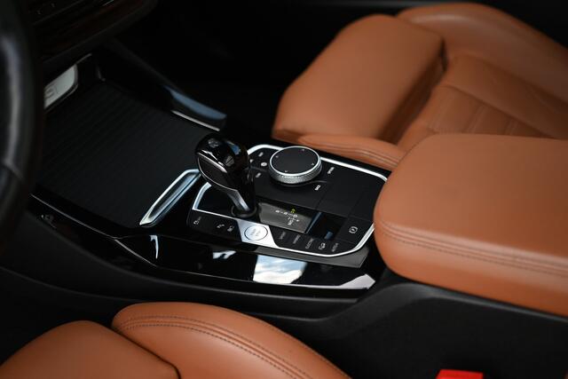 BMW X3 xDrive30e High Executive M Sport Automaat / Panoramadak / Achteruitrijcamera / Sportstoelen / Laserlight / Comfort Access / Stoelverwarming / Parking Assistant / Head-Up / Live Cockpit Professional