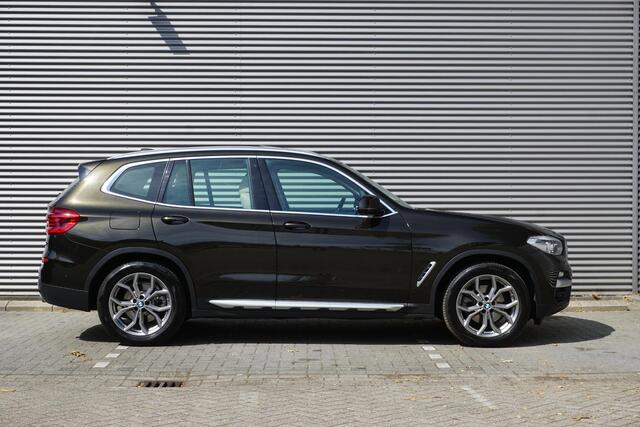 BMW X3 xDrive20i High Executive | Model xLine | Glazen panoramadak | Park Distance Control voor/achter (PDC) | Navigatiesysteem Professional