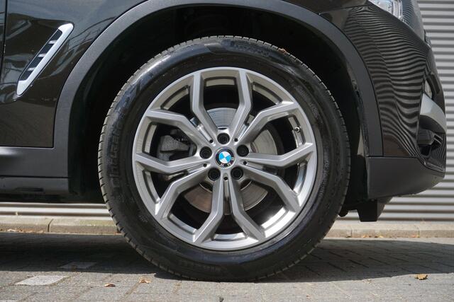 BMW X3 xDrive20i High Executive | Model xLine | Glazen panoramadak | Park Distance Control voor/achter (PDC) | Navigatiesysteem Professional