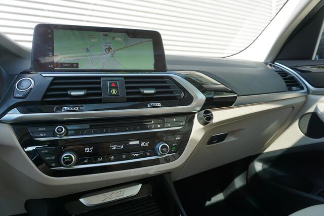 BMW X3 xDrive20i High Executive | Model xLine | Glazen panoramadak | Park Distance Control voor/achter (PDC) | Navigatiesysteem Professional