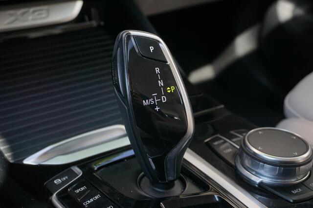 BMW X3 xDrive20i High Executive | Model xLine | Glazen panoramadak | Park Distance Control voor/achter (PDC) | Navigatiesysteem Professional