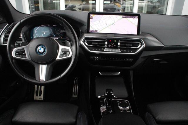 BMW X3 xDrive30e 293PK HIGH EXECUTIVE M SPORT | X-DRIVE | PANORAMISCH SCHUIF/KANTEL DAK | 20" LICHTMETALEN VELGEN | M SPORTREMMEN | COMFORT ACCESS | AKOESTISCH GLAS | VOORSTOELEN ELEKTRISCH VERSTELBAAR MET GEHEUGENFUNCTIE | STOEL VERWARMING | ADAPTIEVE LED KOPLA