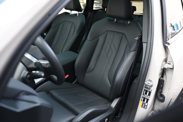 BMW X3 30e xDrive M Sport Automaat / Panoramadak / Trekhaak / Sportstoelen / Adaptieve LED / Parking Assistant Plus / Stoelventilatie / Comfort Access