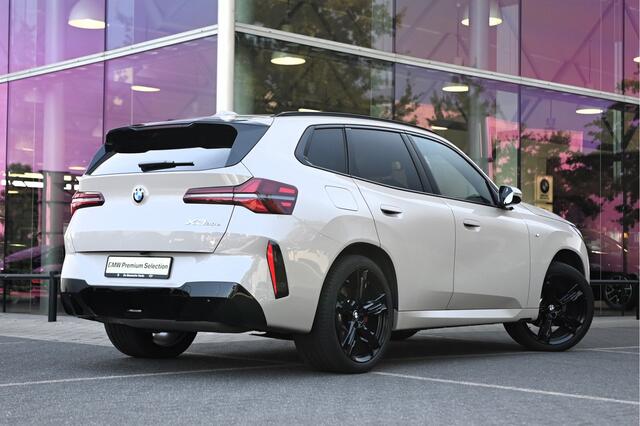 BMW X3 30e xDrive M Sport Automaat / Panoramadak / Trekhaak / Sportstoelen / Adaptieve LED / Parking Assistant Plus / Stoelventilatie / Comfort Access