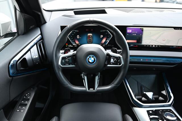 BMW X3 30e xDrive M Sport Automaat / Panoramadak / Trekhaak / Sportstoelen / Adaptieve LED / Parking Assistant Plus / Stoelventilatie / Comfort Access