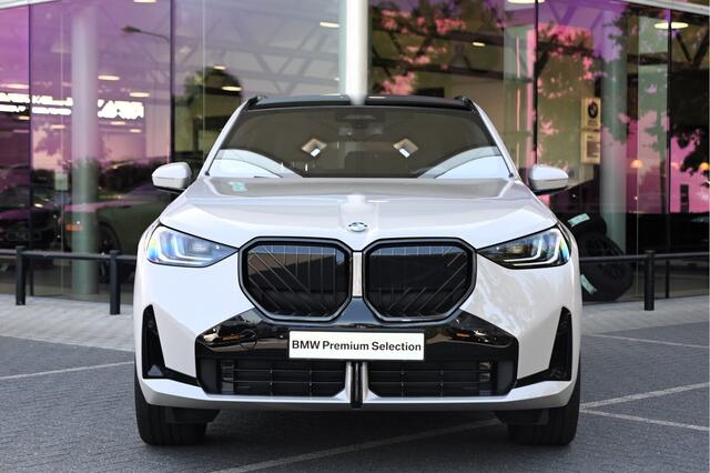 BMW X3 30e xDrive M Sport Automaat / Panoramadak / Trekhaak / Sportstoelen / Adaptieve LED / Parking Assistant Plus / Stoelventilatie / Comfort Access