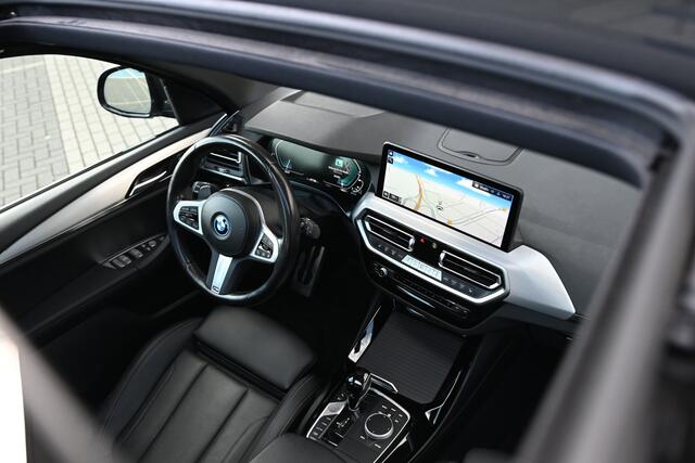 BMW X3 xDrive30e High Executive M Sport Automaat / Panoramadak / Trekhaak / Sportstoelen / Achteruitrijcamera / LED / Stoelverwarming / BMW Live Cockpit Professional