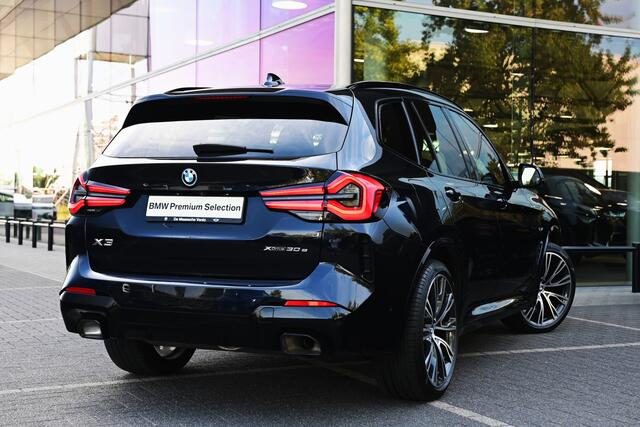 BMW X3 xDrive30e M Sport Automaat / Panoramadak / Trekhaak / Sportstoelen / Achteruitrijcamera / Laserlight / Comfort Access / Head-Up / Stoelverwarming / Live Cockpit Professional