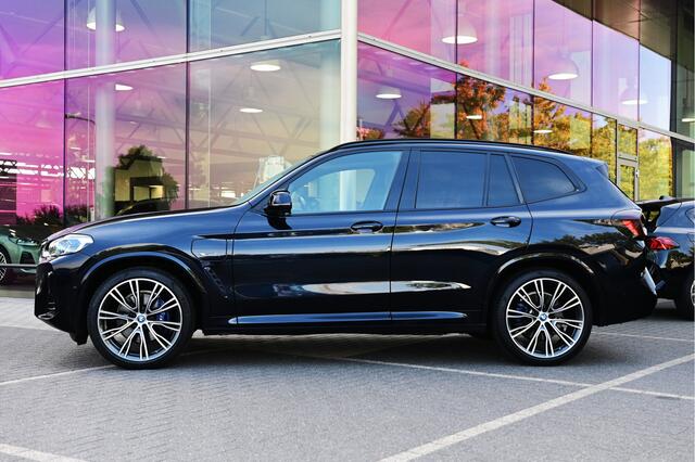 BMW X3 xDrive30e M Sport Automaat / Panoramadak / Trekhaak / Sportstoelen / Achteruitrijcamera / Laserlight / Comfort Access / Head-Up / Stoelverwarming / Live Cockpit Professional