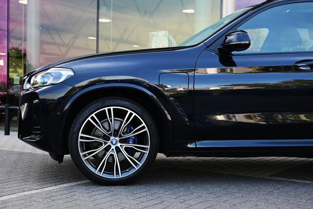 BMW X3 xDrive30e M Sport Automaat / Panoramadak / Trekhaak / Sportstoelen / Achteruitrijcamera / Laserlight / Comfort Access / Head-Up / Stoelverwarming / Live Cockpit Professional