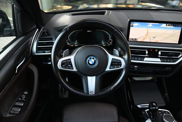 BMW X3 xDrive30e M Sport Automaat / Panoramadak / Trekhaak / Sportstoelen / Achteruitrijcamera / Laserlight / Comfort Access / Head-Up / Stoelverwarming / Live Cockpit Professional