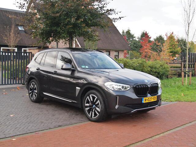 BMW X3 iX3 Executive 80 kWh | Panoramadak | Camera | Trekhaak | Sfeerverlichting | Apple Carplay |