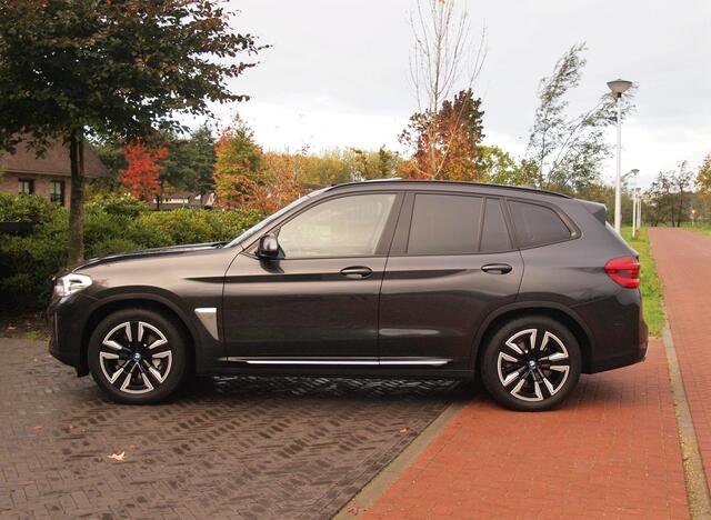 BMW X3 iX3 Executive 80 kWh | Panoramadak | Camera | Trekhaak | Sfeerverlichting | Apple Carplay |