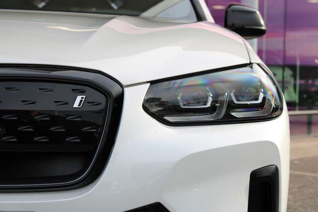 BMW X3 iX3 Executive / Trekhaak / Sportstoelen / Achteruitrijcamera / Adaptieve LED / Live Cockpit Professional / Adaptief onderstel