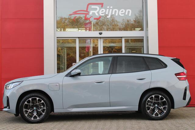 BMW X3 30e xDRIVE M-SPORT 299PK | M-SPORTPAKKET 337 MET O.A. M AERODYNAMICA PAKKET - SHADOWLINE RAAMOMLIJSTING - M-SPORT ONDERSTEL - M-INTERIEUR PAKKET - VEGANZA LEDEREN BEKLEDING - M-SPORT INTERIEURLIJSTEN - M-SPORTSTUUR - M ZWARTE HEMELBEKLEDING | PREMIUM PACK