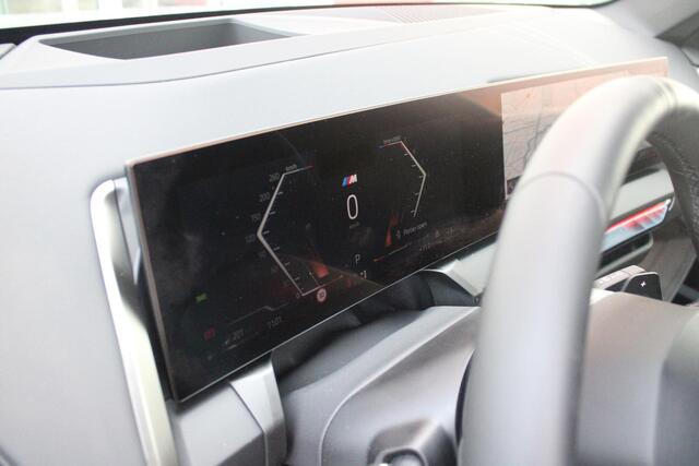 BMW X3 30e xDRIVE M-SPORT 299PK | M-SPORTPAKKET 337 MET O.A. M AERODYNAMICA PAKKET - SHADOWLINE RAAMOMLIJSTING - M-SPORT ONDERSTEL - M-INTERIEUR PAKKET - VEGANZA LEDEREN BEKLEDING - M-SPORT INTERIEURLIJSTEN - M-SPORTSTUUR - M ZWARTE HEMELBEKLEDING | PREMIUM PACK