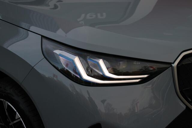 BMW X3 30e xDRIVE M-SPORT 299PK | M-SPORTPAKKET 337 MET O.A. M AERODYNAMICA PAKKET - SHADOWLINE RAAMOMLIJSTING - M-SPORT ONDERSTEL - M-INTERIEUR PAKKET - VEGANZA LEDEREN BEKLEDING - M-SPORT INTERIEURLIJSTEN - M-SPORTSTUUR - M ZWARTE HEMELBEKLEDING | PREMIUM PACK