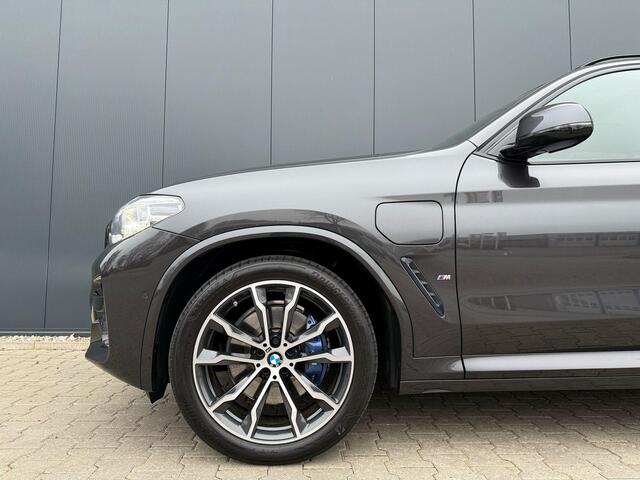 BMW X3 xDrive30e M-sport / pano / memory seats / carbon