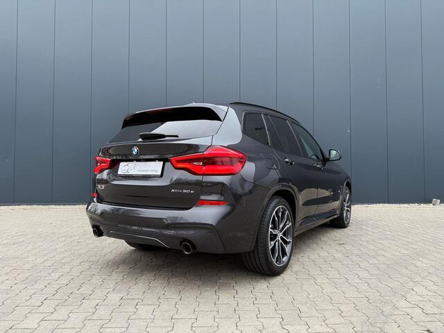 BMW X3 xDrive30e M-sport / pano / memory seats / carbon