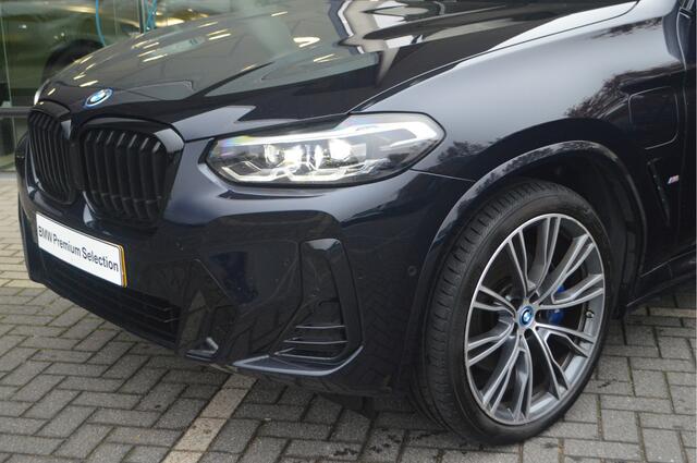 BMW X3 xDrive30e High Executive M Sport Automaat / Panoramadak / Sportstoelen / Achteruitrijcamera / Comfort Access / LED / Head-Up / Stoelverwarming / Live Cockpit professional