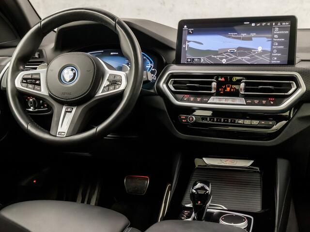 BMW X3 xDrive30e M Sport High Executive 293Pk Automaat (PANORAMADAK, M PAKKET, HEAD-UP DISPLAY, APPLE CARPLAY, 360 CAMERA, STUUR/STOELVERWARMING, ADAPTIVE CRUISE, SFEERVERLICHTING, NIEUWSTAAT)