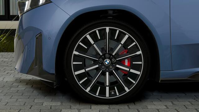 BMW X3 iX3 50 xDrive M Sport / Panoramadak / M Sportstoelen / Trekhaak / Parking Assistant Professional / Stuurverwarming / Head-Up / Harman-Kardon / Stoelverwarming