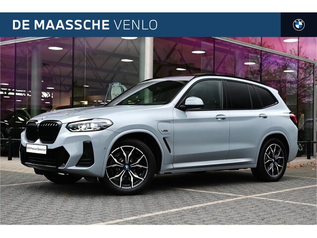 BMW X3 xDrive30e High Executive M Sport Automaat / Panoramadak / Trekhaak / Sportstoelen / Parking Assistant Plus / Head-Up / Live Cockpit Professional